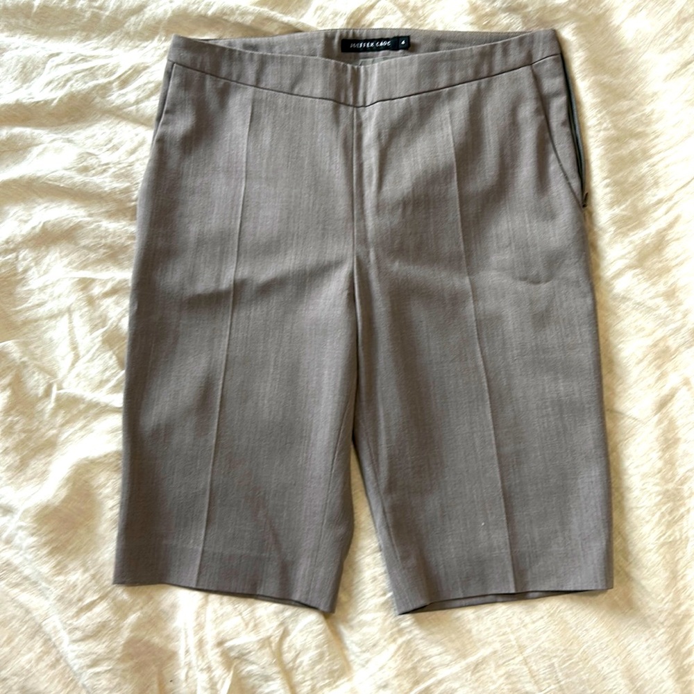 Shorts in taupe grey, perfect for the office in summer